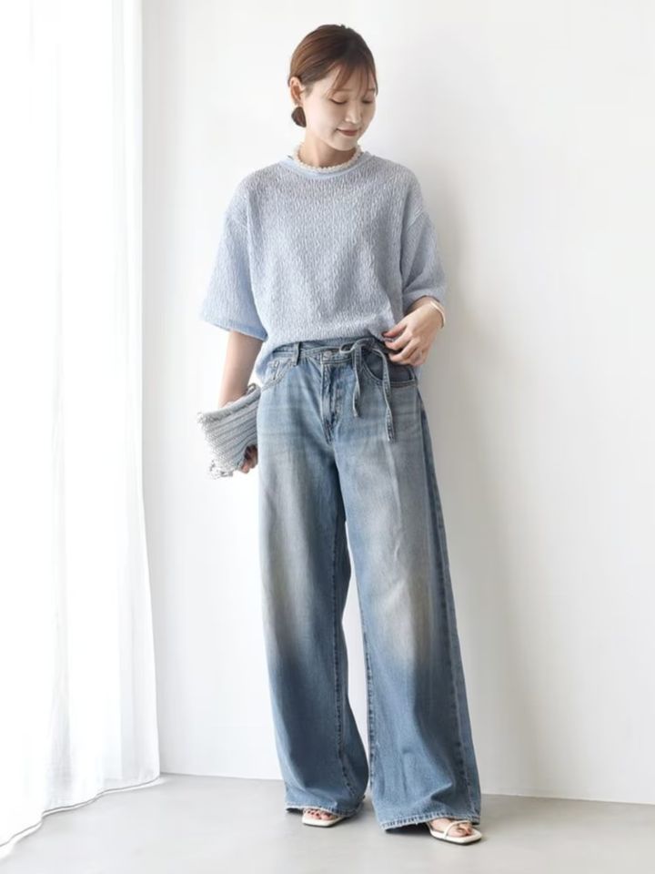 ライトブルーのゆったりTシャツをワントーンで