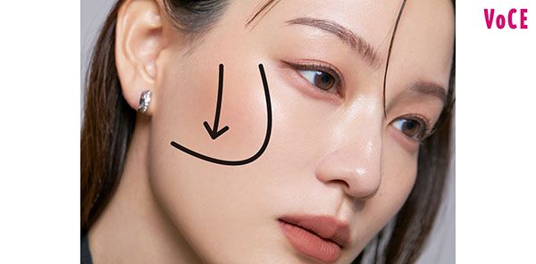 頬には影感を出してシャープな印象に