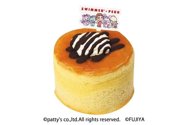 SWIMMER×PEKOの限定デザインが描かれたふわふわホットケーキ(540円) (C)patty's co.,ltd.All rights reserved. (C)FUJIYA