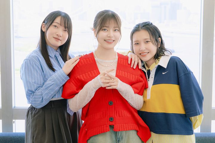 （左から）秋山絵理、鈴代紗弓、川井田夏海 クランクイン！ 写真：吉野庫之介 width=