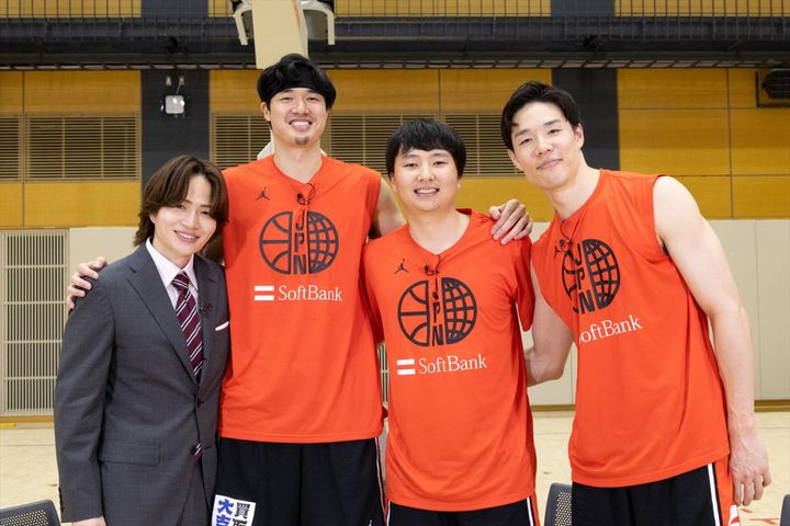 日本テレビ系バスケットボールスペシャルキャスター・菊池風磨と、6月に取材した渡邊雄太選手、富永啓生選手、馬場雄大選手 （C）日本テレビ width=