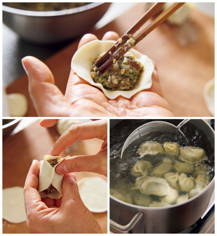 水餃子を包んでいる