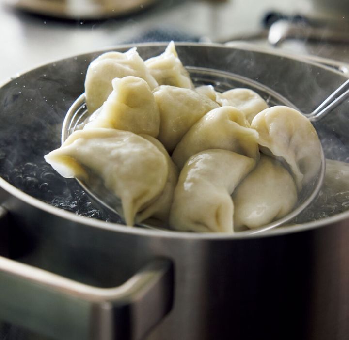 沸騰したお湯で水餃子をゆでる様子