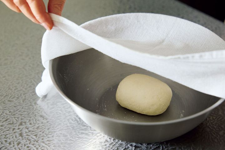 水餃子の生地をねかせる