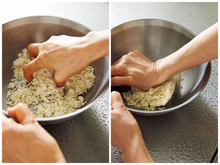 水餃子の生地を手でこねている様子