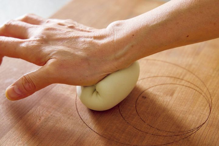 水餃子の生地をさらにこねる