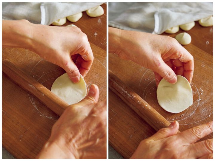 水餃子の生地をのばしている