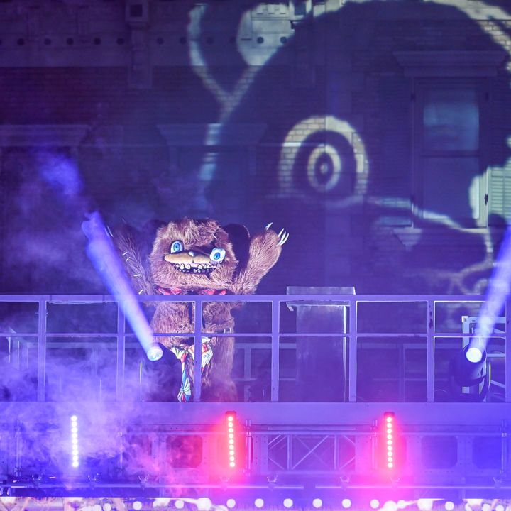 ステージ上段の出演者と観客席へ向けた照明演出