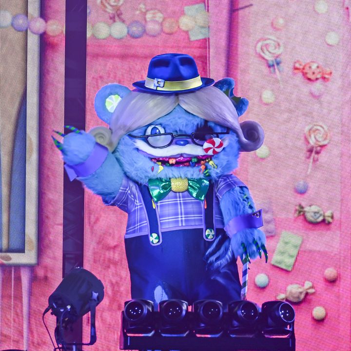 帽子と眼鏡を着けた青紫色のハミクマポップ