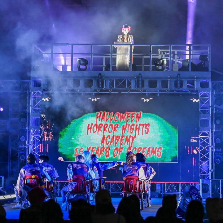 HALLOWEEN HORROR NIGHTS ACADEMY 15 YEARS OF SCREAMSの文字を映すステージ