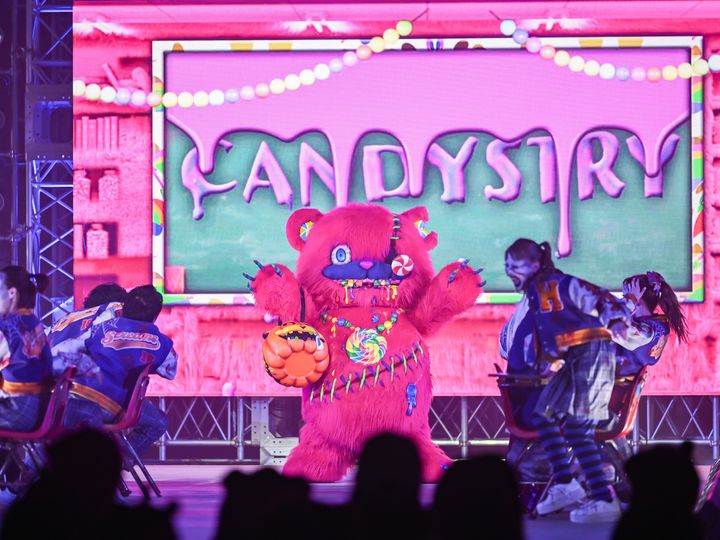 ピンク色のハミクマキャンディと出演者