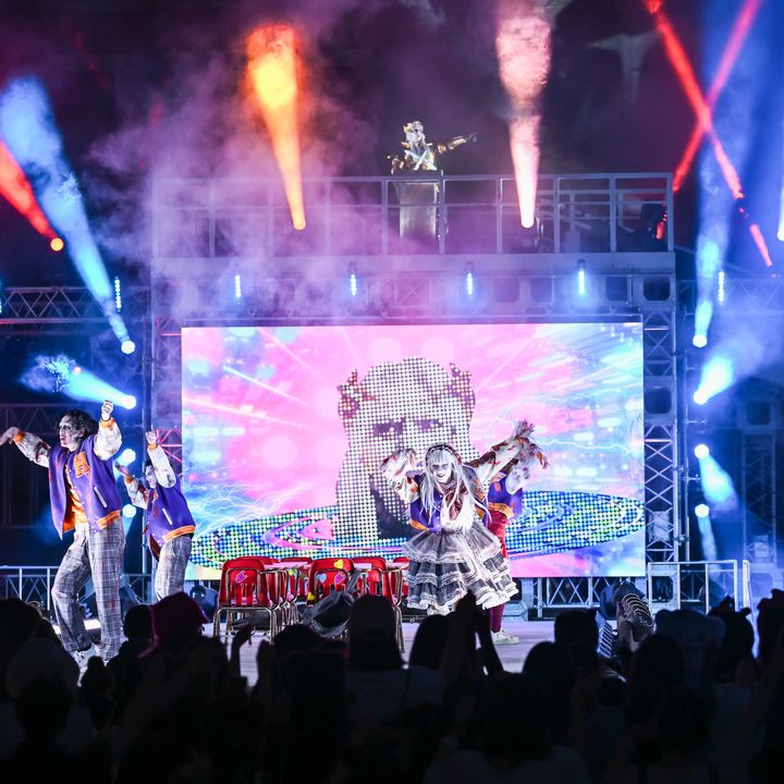 炎の演出と映像スクリーンを使ったステージ