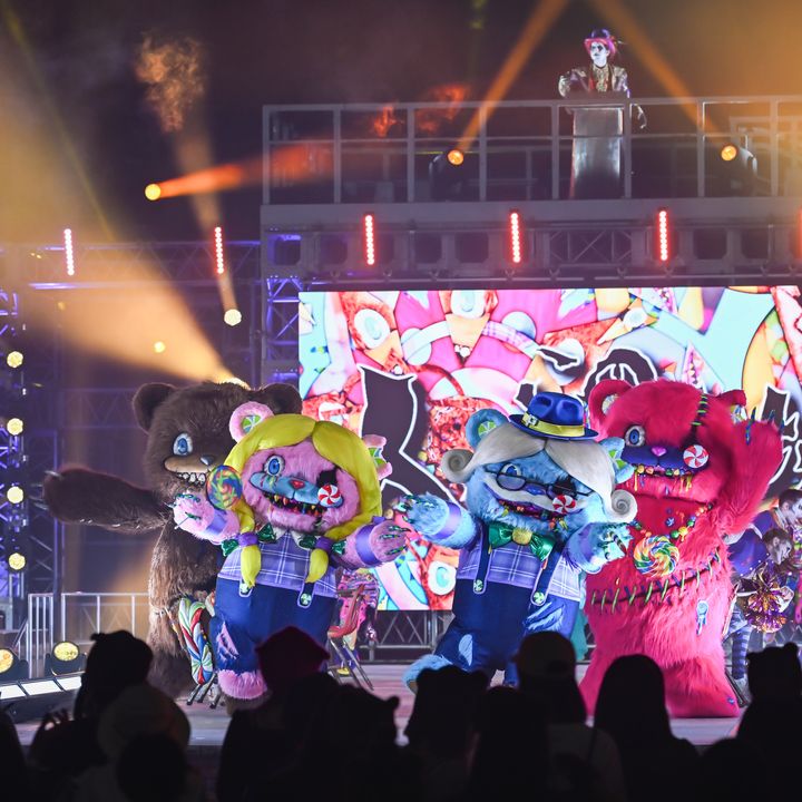 ハミクマキャンディとハミクマポップ、ハミクマロリーが並ぶステージ