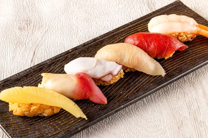 新鮮な魚介を使用した握りたての寿司