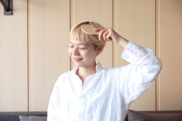 ブラッシングする女性