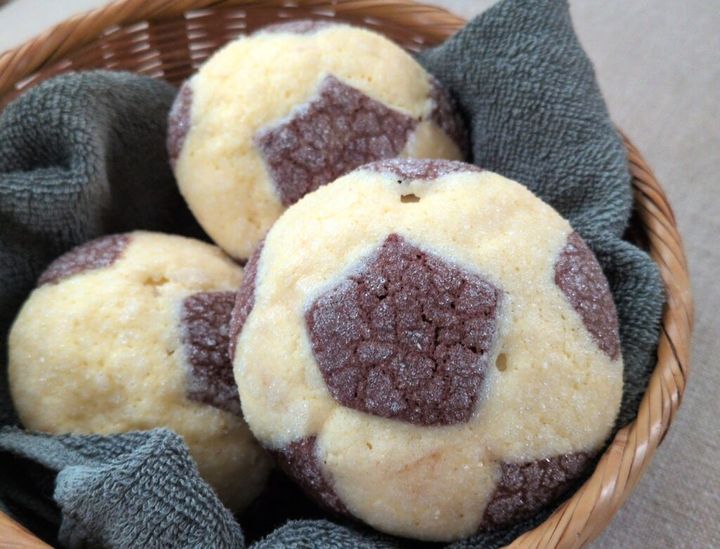 かごに入ったメロンパン
