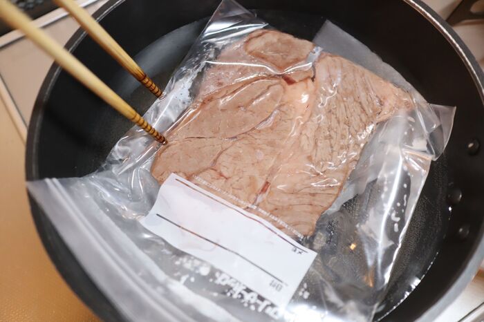 安いステーキ肉が別物に！？焼く前の“ひと手間”で、驚くほどやわらかジューシーに♪