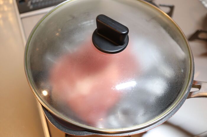 安いステーキ肉が別物に！？焼く前の“ひと手間”で、驚くほどやわらかジューシーに♪