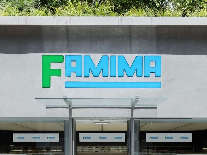 わくわくするお買い物体験をテーマに、“次のコンビニ”をかたちにする「FAMIMA」が誕生。麻布台の旗艦店オープンを記念して、税込5000円以上の購入で先着2000名にオリジナルエコバッグがもらえるうれしい企画も。