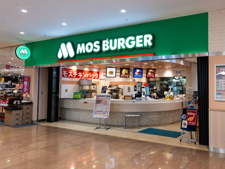 モスバーガー公式Xは7月9日に投稿を更新。7月15日から発売する夏の新商品として、期間限定バーガーやドリンク、デザートを紹介しています。（サムネイル画像出典：PIXTAより）