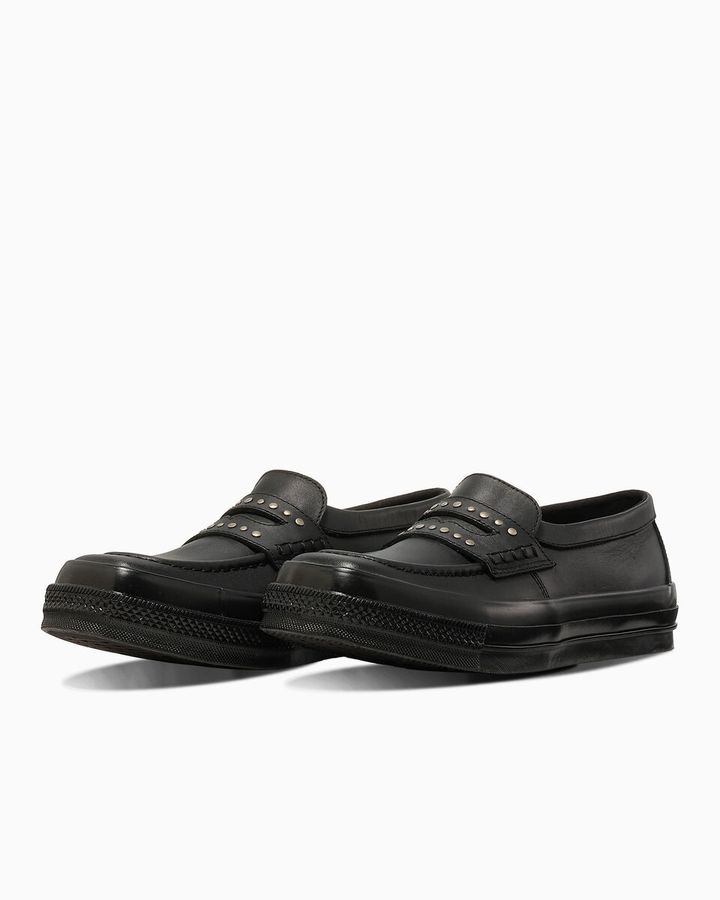 ALL STAR SQUARETOE LOAFER SAは、オールスターをスクエアトウ仕様にアレンジしたローファーモデル。アッパーには程よいツヤ感のある上質なレザーを採用し、レザーシューズのような洗練されたルックスに仕上げている。