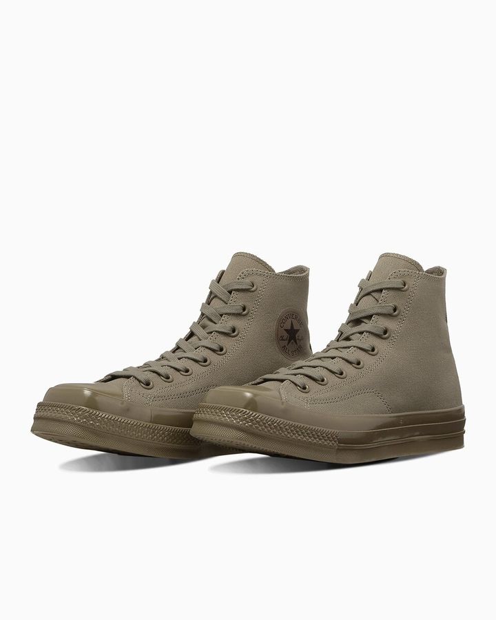 ALL STAR SQUARETOE HIは、オールスターをスクエアトウ仕様にアレンジしたハイカットモデル。キャンバス素材のアッパーに、光沢感のあるテープを採用することで、クラシックなデザインにモードな印象を加えている。
