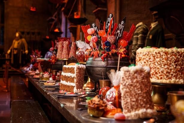 テーブルに並ぶお菓子がハロウィーンムードを一気に高める Warner Bros. Studio Tour London – The Making of Harry Potter.
