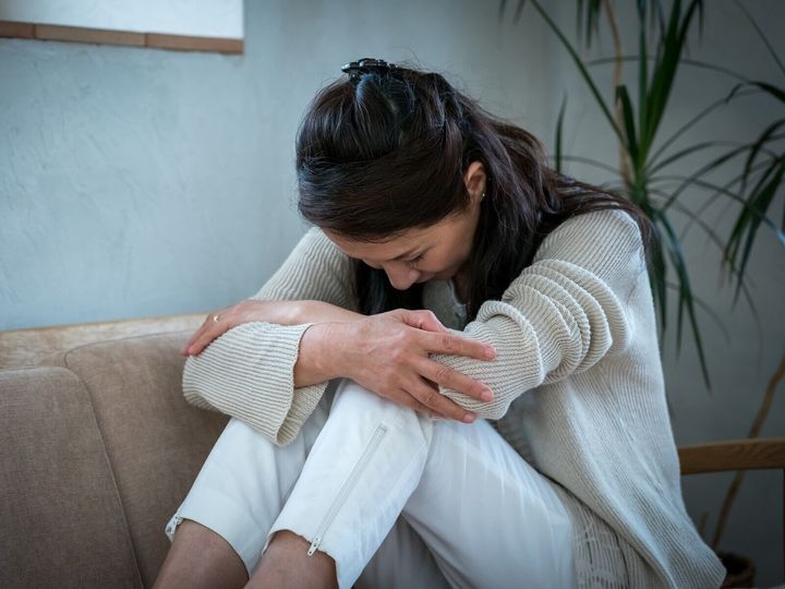 50～79歳の未婚男女2000人を対象に行われた調査によると、実に9割の人が孤独を感じているという。パートナーを求める気持ちはあるが、実際に恋愛や結婚に踏み出せない人も多い。そこにはミドル・シニア層ならではの事情もあるようだ。※画像：PIXTA