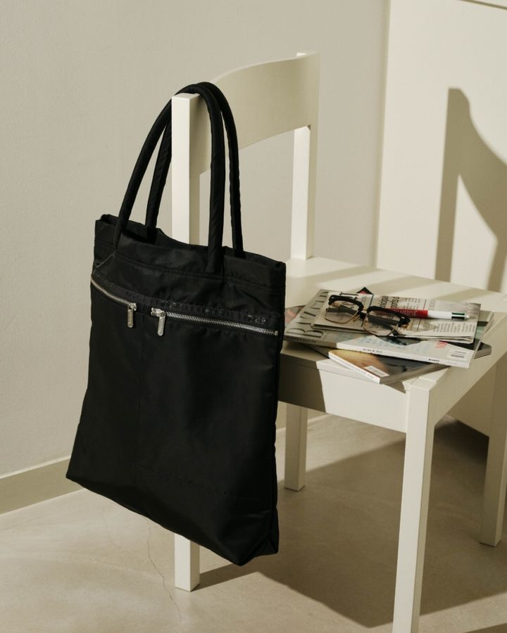 LeSportsac×神崎恵コラボアイテム。キャリートート、2色展開