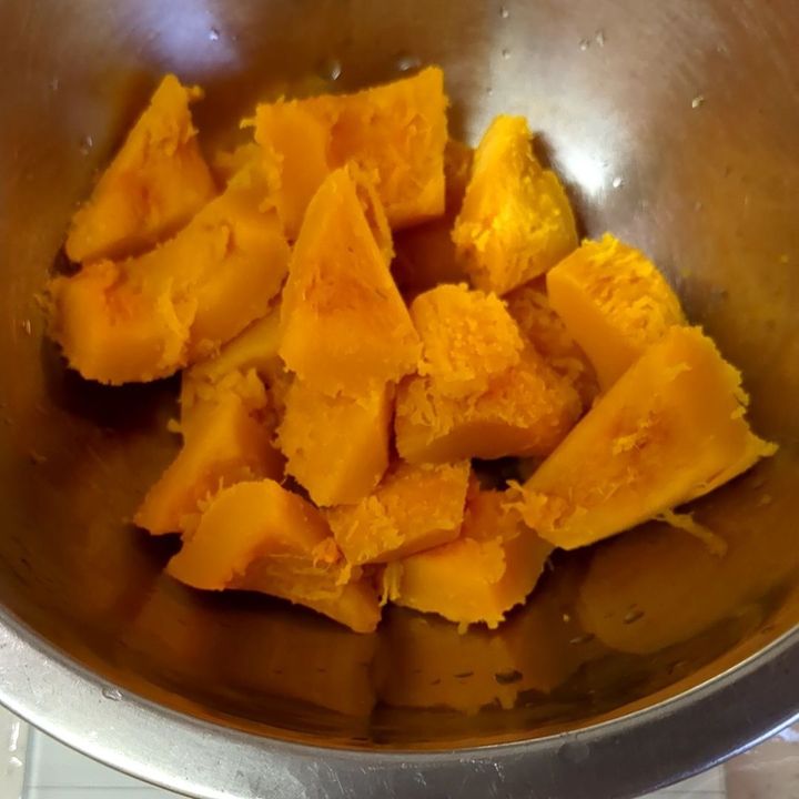 かぼちゃは茹でて皮を取ります。