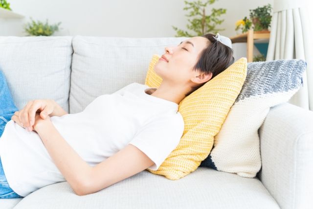 横になって休む女性