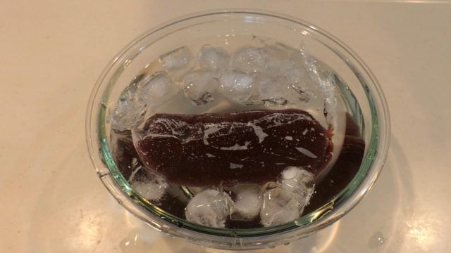 氷水で冷やしている水ようかん