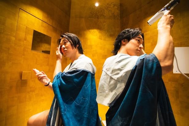 アーティストMASAKO.Y氏が手掛けた金箔パウダールームは圧巻
