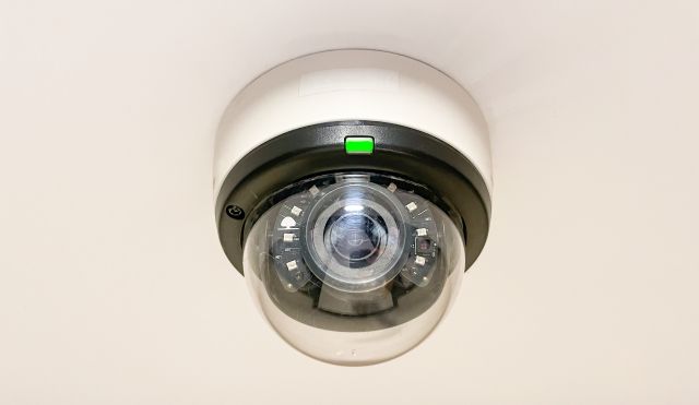 天井に設置された屋外用の防犯カメラ