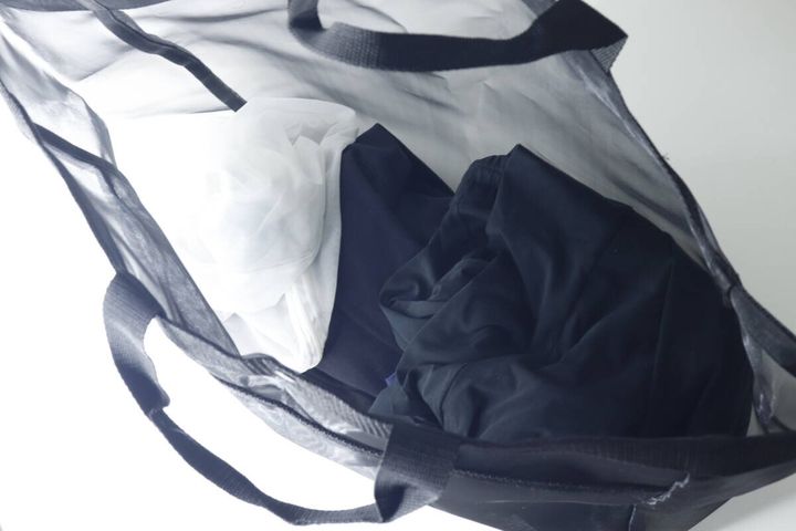 メッシュトートバッグに洗濯前の衣類と洗濯ネット