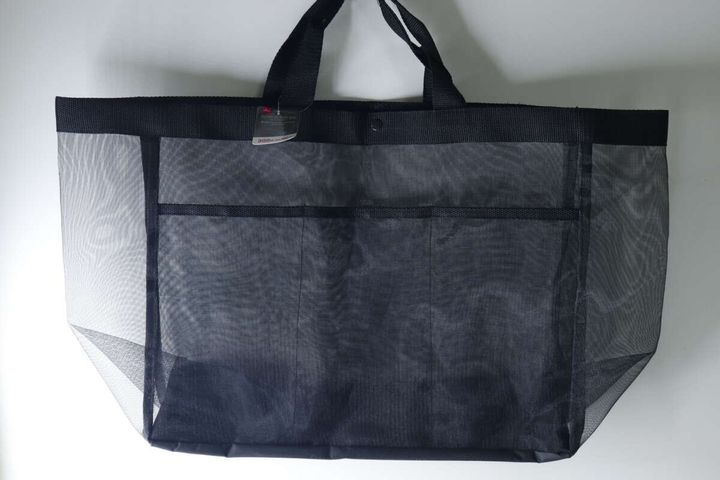 黒いメッシュ素材のトートバッグを広げた状態