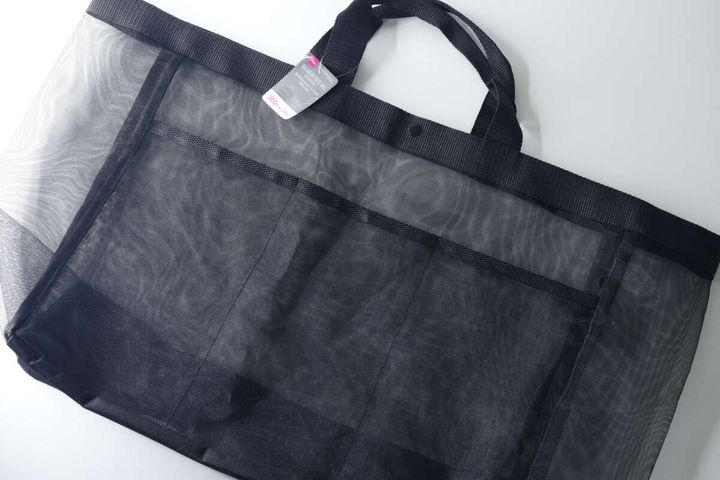 黒いメッシュトートバッグを斜め上から見た全体