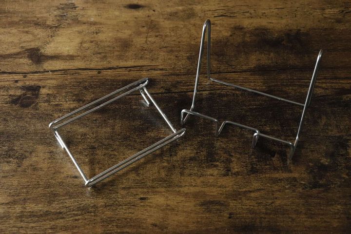 ステンレス製の包丁ホルダーと鍋ふたスタンドが並べられている