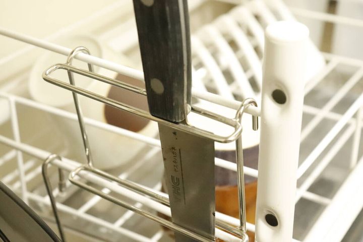 水切りラックに設置された包丁ホルダーに包丁を立てている様子