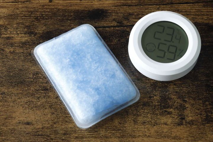 凍結した冷却パッドと室温23.4℃を示すデジタル温湿度計が並んでいる