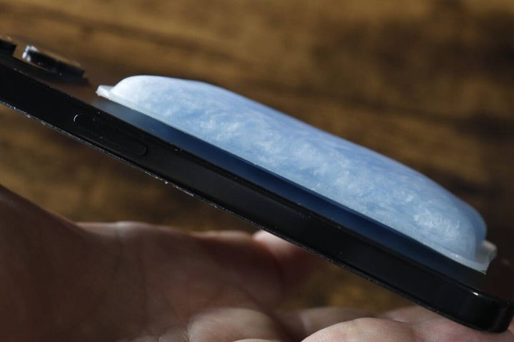 スマートフォンに貼り付けた冷却パッドの薄さがわかる側面