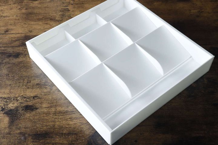 白いキッチン伸縮仕切り付ケースの全体像