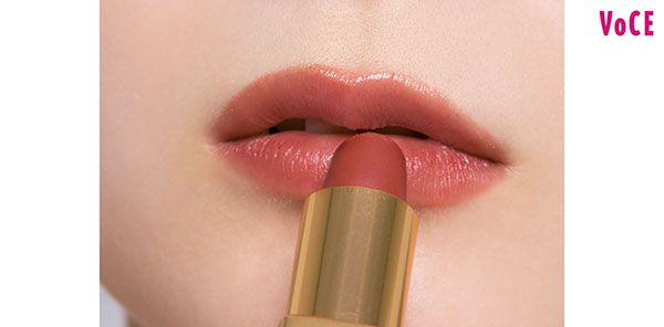 直塗りで全体に塗った後、指でポンポンとなじませて輪郭も軽くぼかす