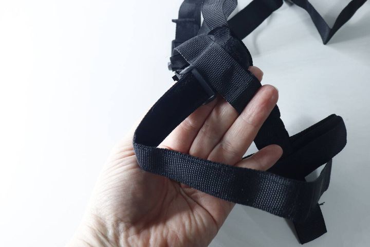 女性の手がボトルホルダーのベルト部分を掴んでいる