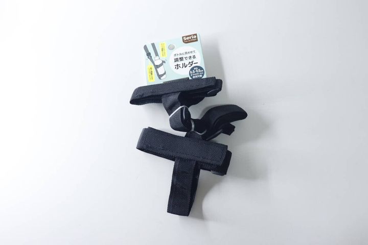 黒いボトルホルダーがパッケージに乗っている俯瞰写真