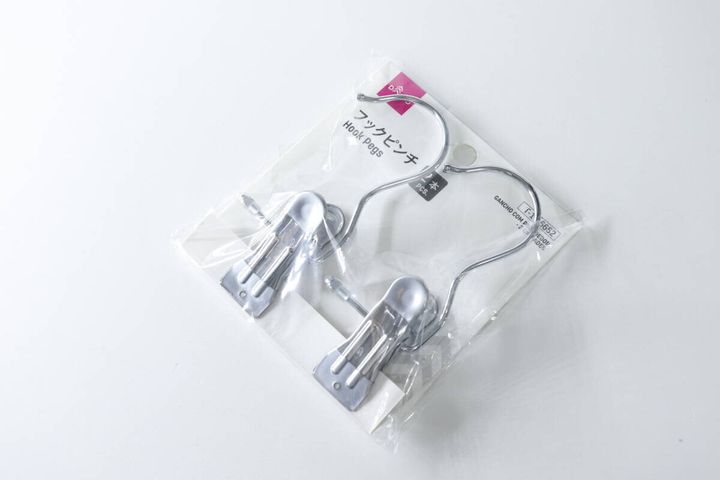 透明な袋に入ったダイソーのフックピンチ2本を斜め上から見た全体