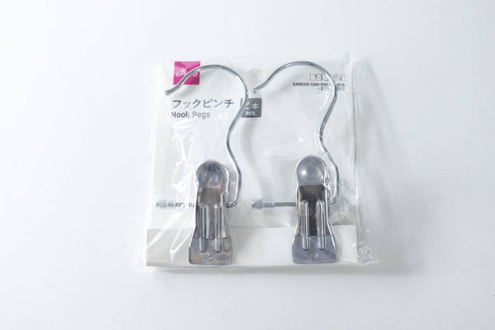 透明な袋に入ったダイソーのフックピンチ2本の全体