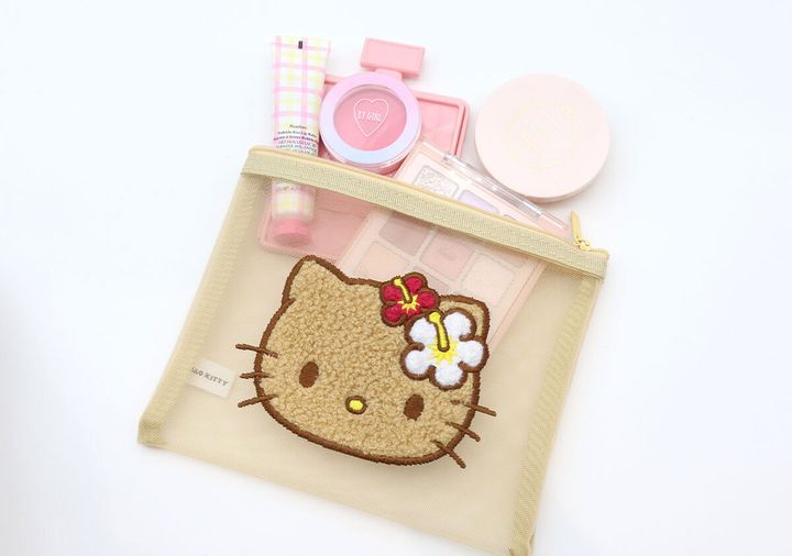 ハローキティのメッシュポーチに化粧品やコスメ類が入っている