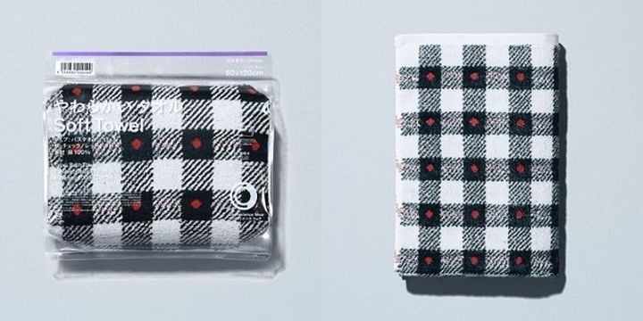 透明な袋に入ったチェック柄のバスタオルと畳んだタオル