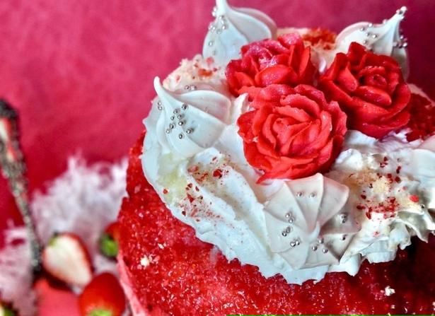 「真紅の苺氷〜いちごのショートケーキ〜」。真っ赤ないちごソースと軽やかなクリームがポイント！